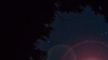 Una cámara captó a un supuesto OVNI cayendo desde el cielo.