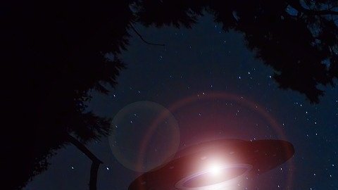 Una cámara captó a un supuesto OVNI cayendo desde el cielo.