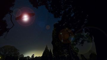 Una cámara captó a un supuesto OVNI cayendo desde el cielo.