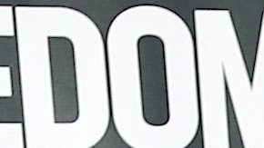 Aylín Mujica atiende con su hija a la premiere de "Sounds of Freedom", cinta que protagoniza Jim Caviezel, Eduardo Verástegui y un gran elenco bajo la dirección de Alejandro Monteverde. / Foto de Mezcalent.