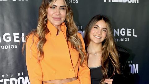 Aylín Mujica atiende con su hija a la premiere de "Sounds of Freedom", cinta que protagoniza Jim Caviezel, Eduardo Verástegui y un gran elenco bajo la dirección de Alejandro Monteverde. / Foto de Mezcalent.