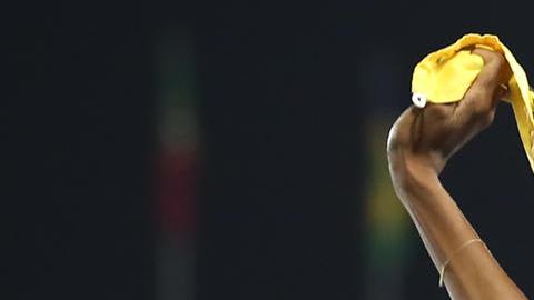 Yulimar Rojas celebra al ganar la final de salto triple femenino.