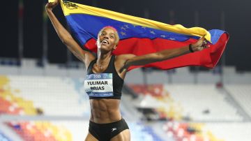 Yulimar Rojas celebra al ganar la final de salto triple femenino.