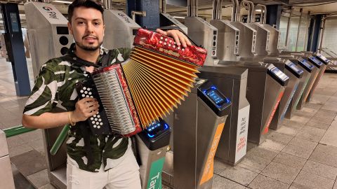 El artista colombiano Alejo Portela fue confirmado por la agencia de transporte estatal para exponer su propuesta vallenatera