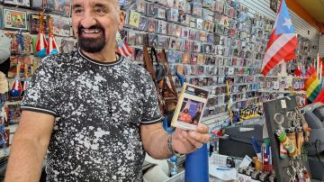 El puertoriqueño Victor Cuevas cuenta que todavía se buscan CD's, vinilos y cassettes de la estrella cubana.