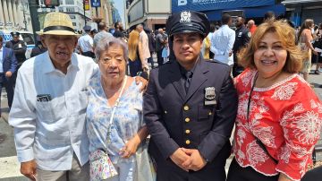 El dominicano Julio Feliz, criado en El Bronx, fue uno de los que celebró con su familia su juramentación