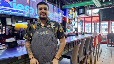 Santiago Maya, encargado de uno de los locales de encuentro de fanáticos en Queens: "Hay cierta emoción"