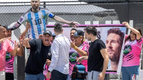 Aficionados de Lionel Messi se apostaron a las afueras del DRV PNK Stadium.