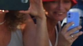 El danés Jonas Vingegaard (I) junto al esloveno Tadej Pogacar se acercan a la meta en la etapa 15 del Tour de Francia.