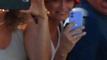 El danés Jonas Vingegaard (I) junto al esloveno Tadej Pogacar se acercan a la meta en la etapa 15 del Tour de Francia.