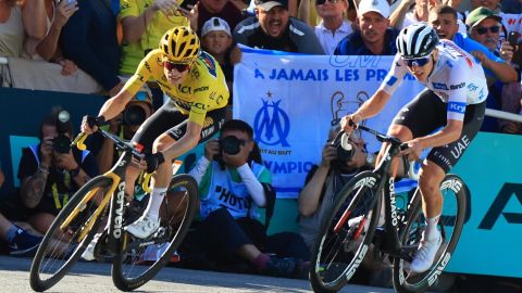 El danés Jonas Vingegaard (I) junto al esloveno Tadej Pogacar se acercan a la meta en la etapa 15 del Tour de Francia.