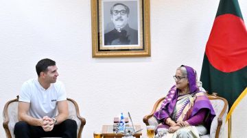 Emiliano "Dibu" Martinez (izquierda) se reunió con Sheikh Hasina, primera ministra de Bangladesh.