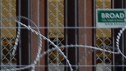 Migrantes desafían filosa alambrada instalada en frontera norte para pedir asilo en EE.UU.