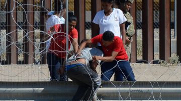 Migrantes desafían filosa alambrada instalada en frontera norte para pedir asilo en EE.UU.