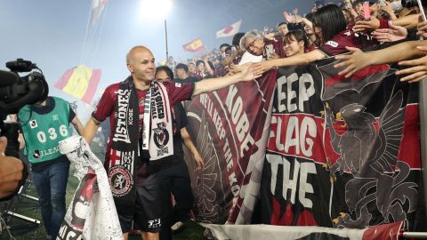 El español Andrés Iniesta se despide de la afición del Vissel Kobe