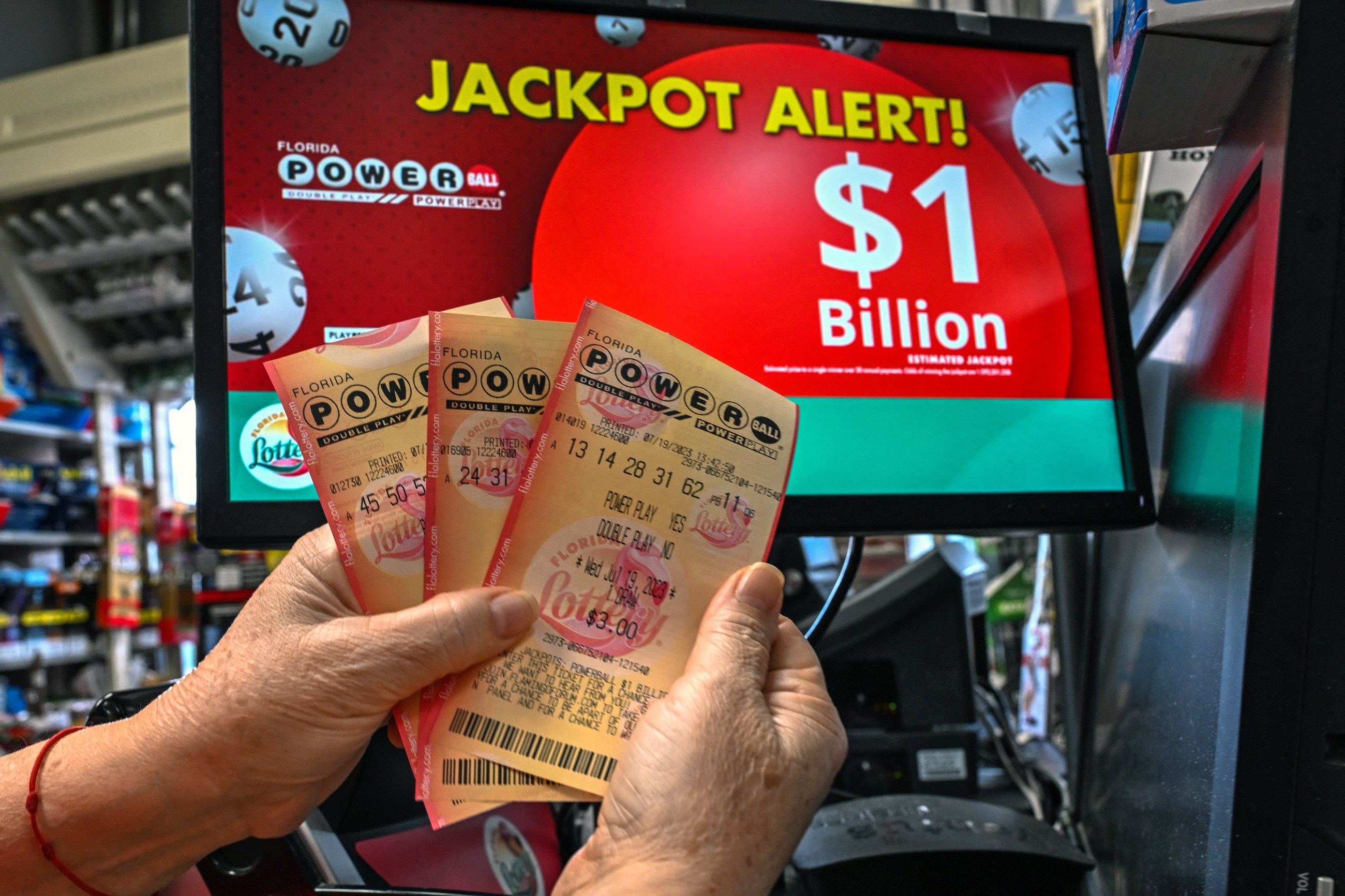 Matemático revela cómo tener más probabilidades de ganar la lotería (y los errores más comunes)