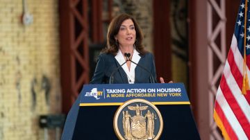La Gobernadora Kathy Hochul anunció órdenes ejecutivas para hacer frente a crisis de vivienda