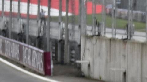 Max Verstappen saluda a su compañero Sergio Perez luego de finalizar el Gran Premio de Austria.