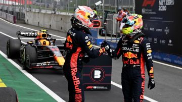 Max Verstappen saluda a su compañero Sergio Perez luego de finalizar el Gran Premio de Austria.