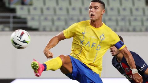 Cristiano Ronaldo controla un balón en el amistoso entre el Al Nassr y el PSG.