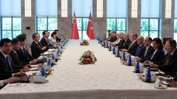 El recién nombrado ministro de Relaciones Exteriores de China, Wang Yi, visita Turquía