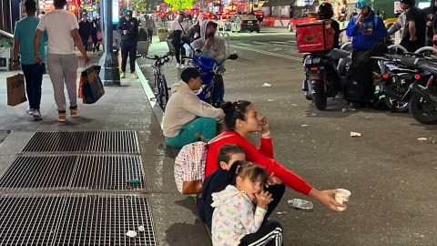 Organizaciones de ayuda a inmigrante critican plan del Alcalde Adams para desalentar llegada de nuevos migrantes a Nueva York
