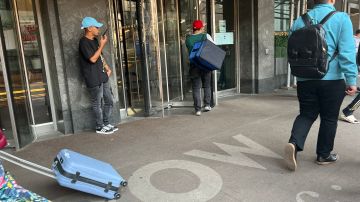 Migrantes adultos en refugios y hoteles de NYC tendrán 60 días para buscar vivienda