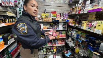 La Oficina del Sheriff de NY a diario hace operativos para confiscar productos ilegales en tiendas y bodegas