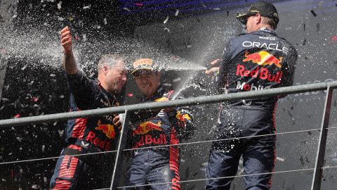 Sergio "Checo" Pérez celebra en el podio con su compañero Max Verstappen.