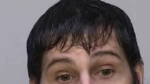 Burham estaba encarcelado por cargos de incendio provocado y robo, además se le considera sospechoso del homicidio de una mujer.