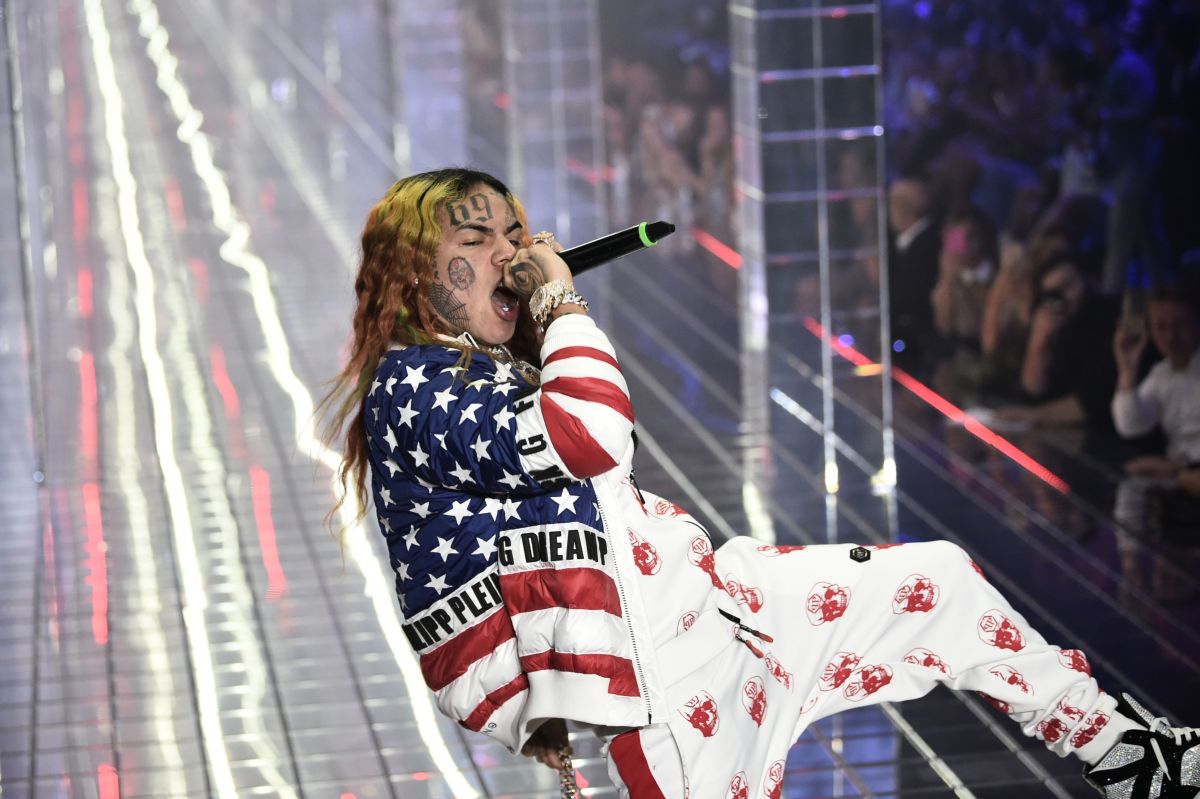 Tekashi 6ix9ine changed the Instagram profile photo for one where Yailin “The most viral” runs through his neck with his tongue