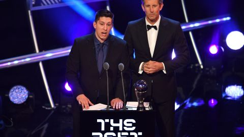 Edwin van der Sar (derecha) durante la ceremonia de los premios The Best de la FIFA en 2018.