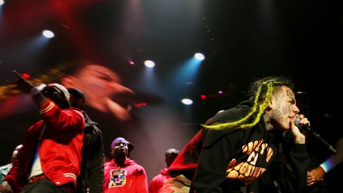 El rapero Tekashi 6ix9ine sale en defensa de Yailin 'la más viral'.