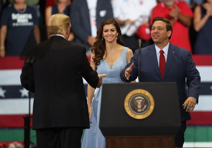 El presidente Donald Trump saluda al candidato republicano a gobernador de Florida Ron DeSantis y su esposa Casey DeSantis. (Foto de Joe Raedle/Getty Images)