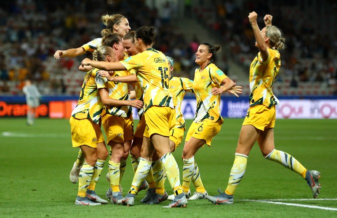 Jugadoras de Australia celebran el gol de Elise Kellond-Knight desde el tiro de esquina. FOTO: Martin Rose/Getty Images.