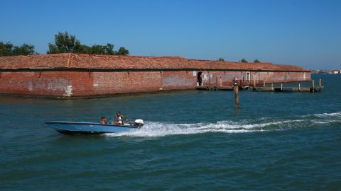 Vista general acercándose a la realidad virtual de Venecia en la isla Lazzaretto Vecchio