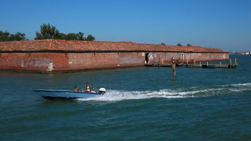 Vista general acercándose a la realidad virtual de Venecia en la isla Lazzaretto Vecchio