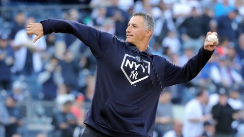 Andy Pettitte durante el lanzamiento inaugural de la Serie de Campeonato entre Yankees y Astros en 2019.