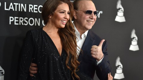 La cantante Thalía junto a su esposo Tommy Mottola.