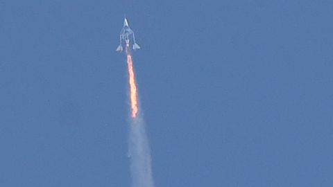 El avión espacial Unity y la nave nodriza de Virgin Galactic SpaceShipTwo se separan mientras vuelan muy por encima de Spaceport America.