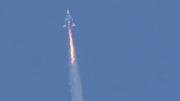 El avión espacial Unity y la nave nodriza de Virgin Galactic SpaceShipTwo se separan mientras vuelan muy por encima de Spaceport America.