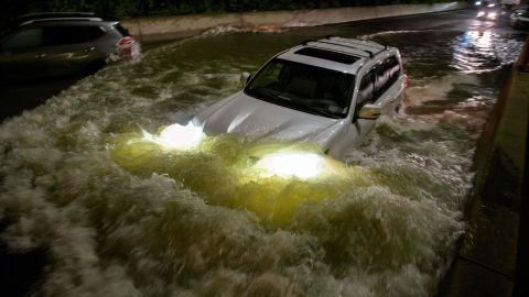 Desplegaron cinco equipos de rescate de aguas rápidas y un vehículo de eje alto para ayudar con los rescates.