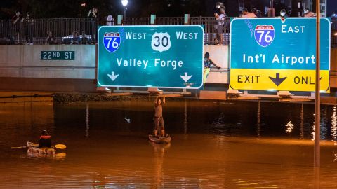 En menos de 45 minutos cayó entre 127 y 177,8 milímetros de lluvia al norte de Filadelfia, la ciudad más poblada de Pensilvania.