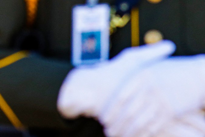 comandante de la división olímpica de LAPD, el teniente Rex Ingram, habla en el funeral del oficial de LAPD Fernando Arroyos en Forest Lawn Hollywood Hills en Los Ángeles