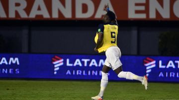 Jordy Caicedo celebra luego de marcarle a Paraguay en eliminatorias al Mundial Qatar 2022.