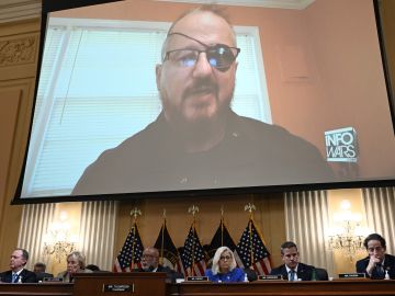 Fundador de los Oath Keepers advierte a Donald Trump: "Vas a ser declarado culpable si vas a juicio"