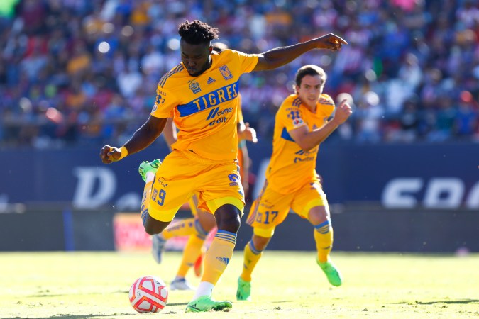 Jordy Caicedo patea un balón jugando para Tigres de la UANL. FOTO:  Leopoldo Smith/Getty Images.