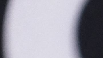 El cantante Marc Anthony junto a su esposa Nadia Ferreira.