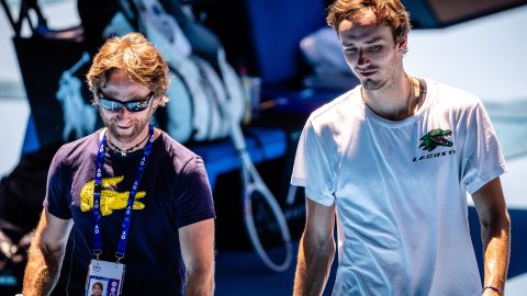 Daniil Medvedev junto a su entrenador Gilles Cervara.