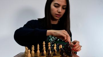 Como jugadora de ajedrez consumada, Sara Khadem ocupa el puesto 771 en el mundo.